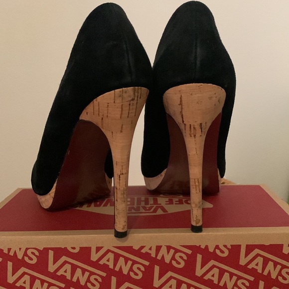 Amazing suede stilettos, very elegant and worn only once. - Picture 2 of 3